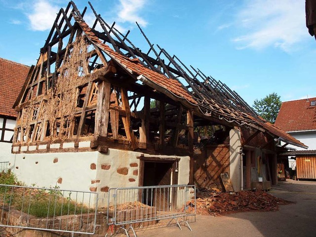 Neun Scheunen wie diese im Herbolzheim...ige Feuerwehrmann offenbar angezndet.  | Foto: Michael Haberer