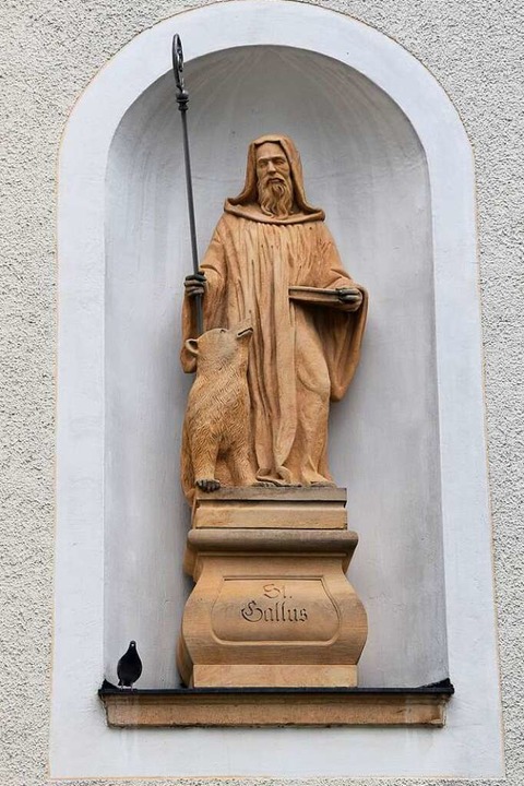 Gallus mit Bär: Figur an der Fassade der Gallus-Kirche in Merzhausen  | Foto: Manfred Frietsch