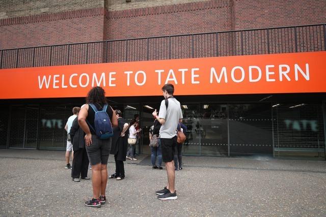 Teenager wirft wohl Kind aus 10. Stock der Tate Modern in London
