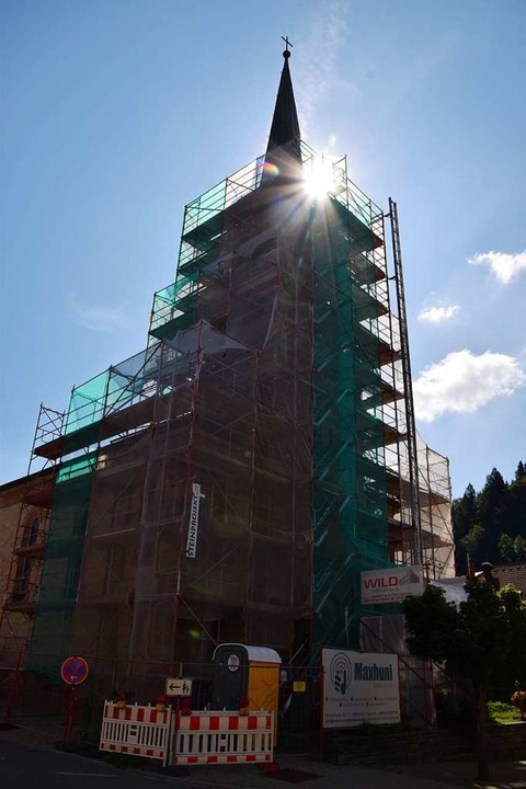 Seit April wird die Kirche saniert.  | Foto: Stefan Ammann