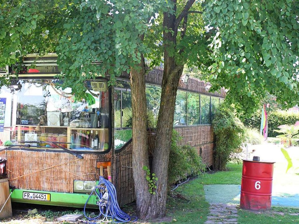 Eine etwas andere Cocktailbar: Ein alter Reisebus  | Foto: Kim Lübke