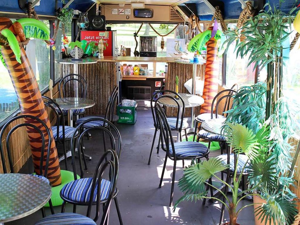 Eine etwas andere Cocktailbar: Ein alter Reisebus  | Foto: Kim Lbke