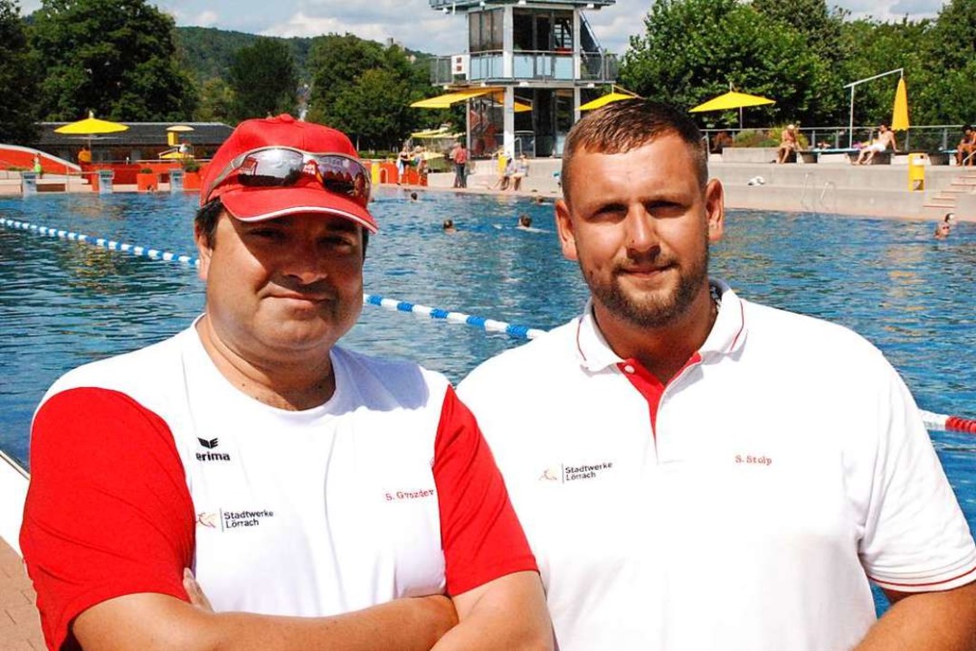 Die Schwimmmeister Sergej Gvozdev und ...Badegäste und retten im Notfall Leben.  | Foto: Maja Tolsdorf