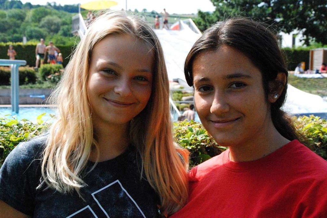 Lilith und Ayse (von links) sind fast jeden Tag im Parkschwimmbad.  | Foto: Maja Tolsdorf