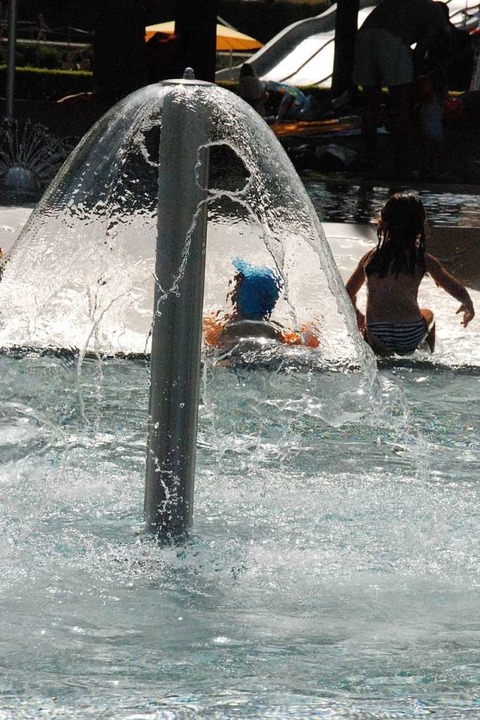 Aktion und Entspannung geht im Parkschwimmbad gut zusammen.  | Foto: Maja Tolsdorf