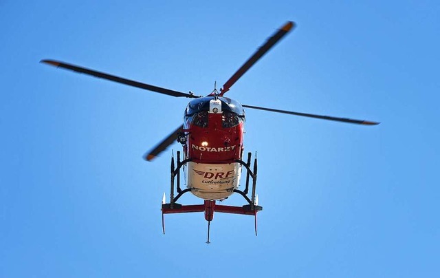 Der Helikopter brachte den Verletzten in eine Kliniks. | Foto: Stefan Sauer Der Helikopter brachte den Verletzten in eine Kliniks. | Foto: Stefan Sauer