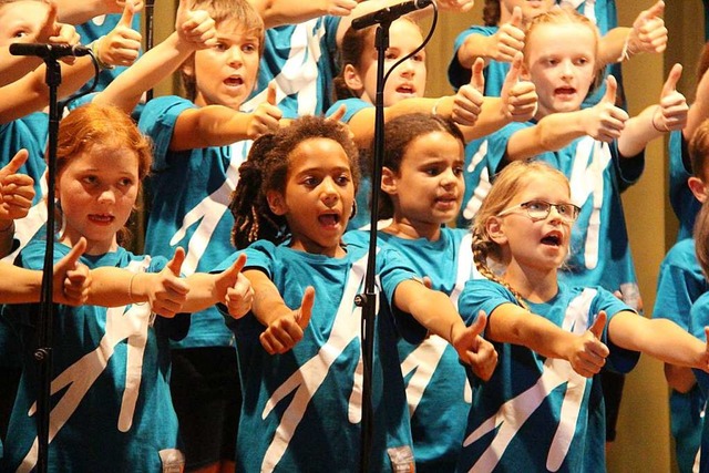 Die Verbindung von Singen und Bewegung...-Chores zu einem lebendigen Spektakel.  | Foto: Horst David