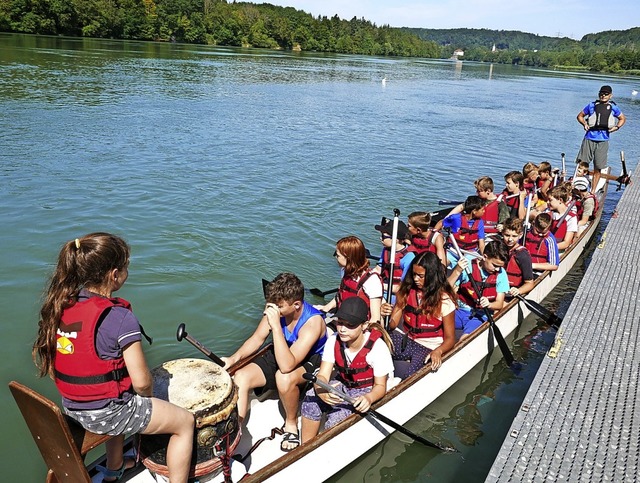 19 Kinder und Jugendliche durften im R...dem Drachenboot auf dem Rhein fahren.   | Foto: Michael Gottstein