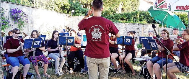 Der Musikverein Bad Bellingen spielte ...mmernachtskonzert im Schlosspark auf.   | Foto: Privat