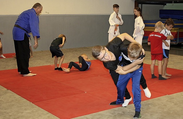Unter professioneller Anleitung lernte...richtige Fallen und Werfen beim Judo.   | Foto: Christiane Franz