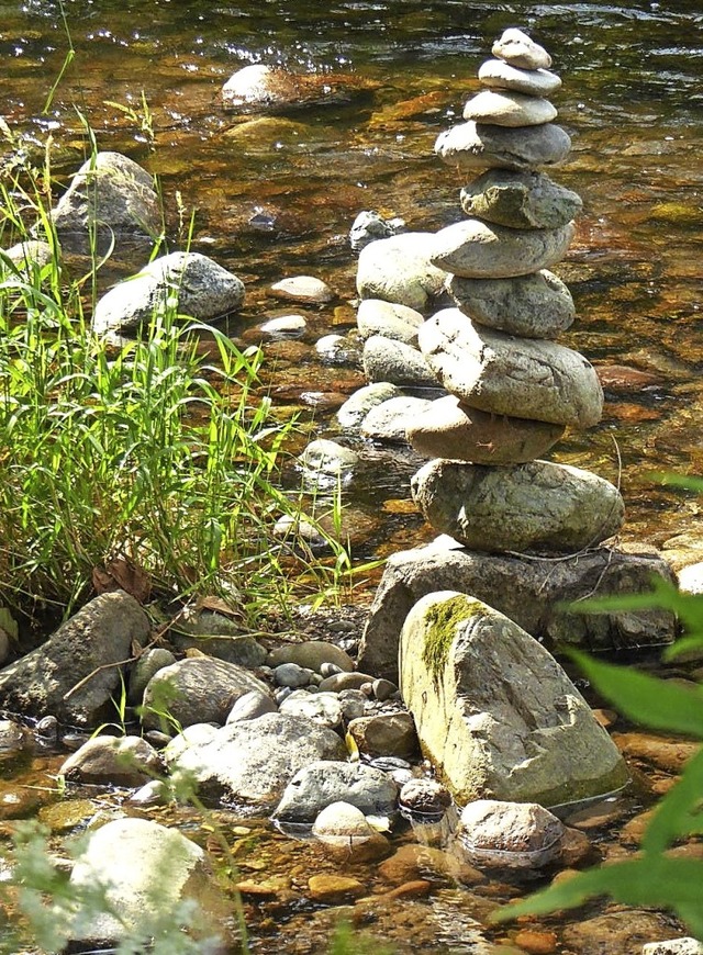 Steinmnnchen sind zur Zeit auch bei Ehner Fahrnau an der Wiese zu bewundern.   | Foto: Heinz Scholz