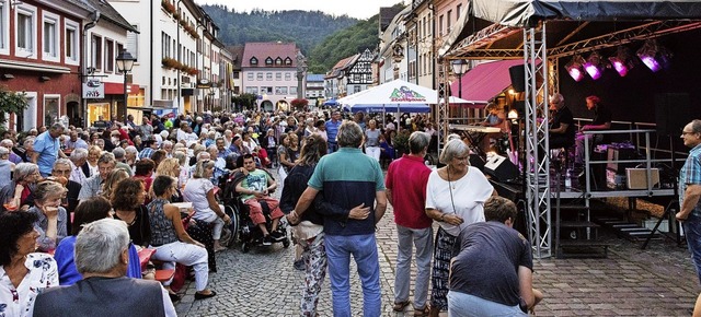 Der Auftritt der Boogie Connection loc... zahlreiche Gste auf den Marktplatz.   | Foto: Gabriele Zahn