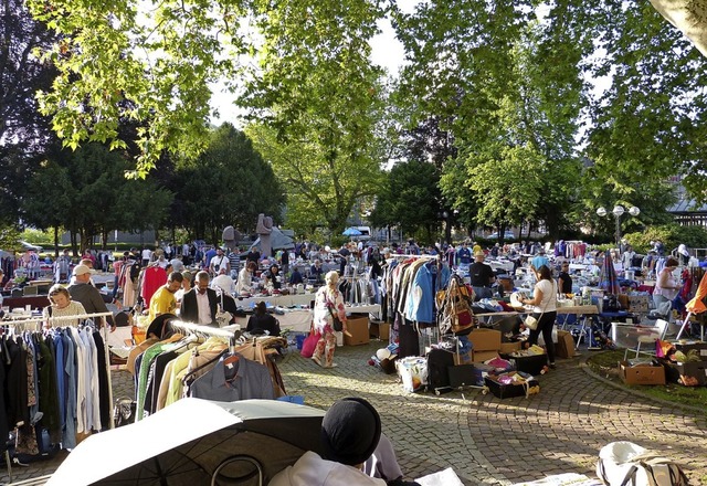 In den Sommermonaten herrscht auf dem ...rkt auf dem Rathausplatz Hochbetrieb.   | Foto: Stadt Lrrach