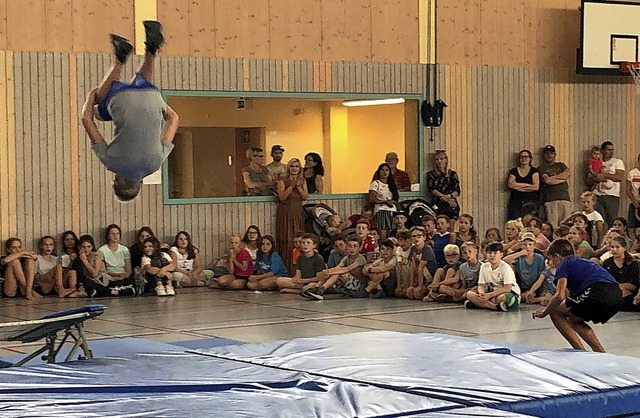 Der 13-jhrige Erik beim Salto in der Halle der Konrad-Adenauer-Schule.   | Foto: Cornelia Weizenecker