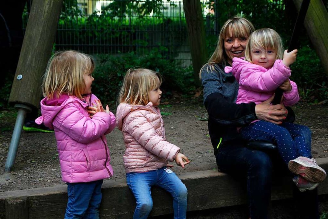 Tatjana Vollmer mit ihren Töchtern auf... drei Mädchen nicht im Blick behalten.  | Foto: Dora Schöls