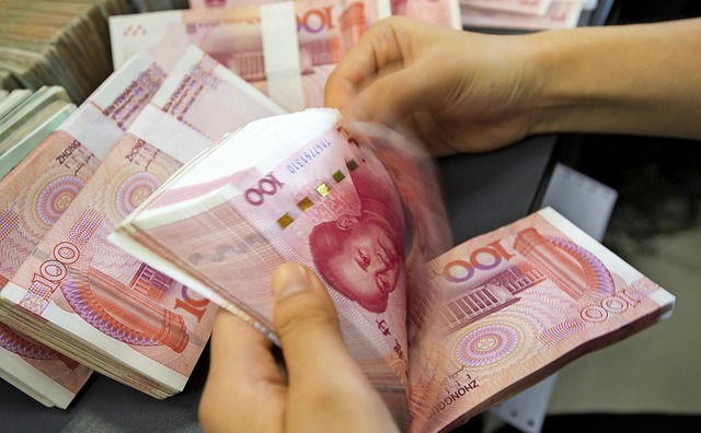 Der Yuan ist im Verhltnis zum Euro und Dollar weniger wert.  | Foto: Xu Jingbo (dpa)