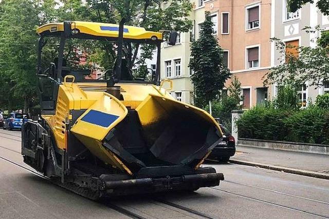 Mann klaut in Basel eine Asphaltiermaschine und demoliert Autos damit