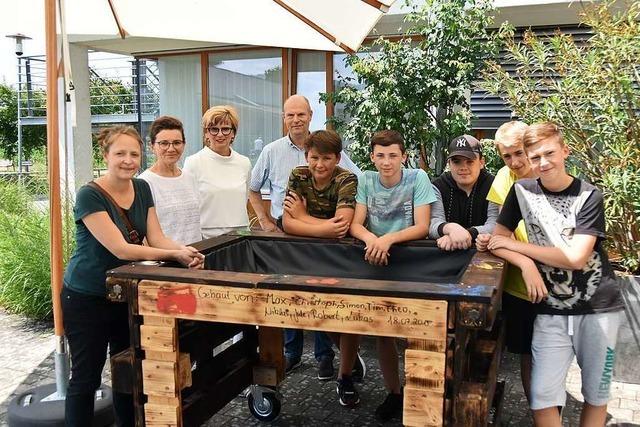 Ehrenkircher Jugendliche bauen Hochbeet fr Senioren