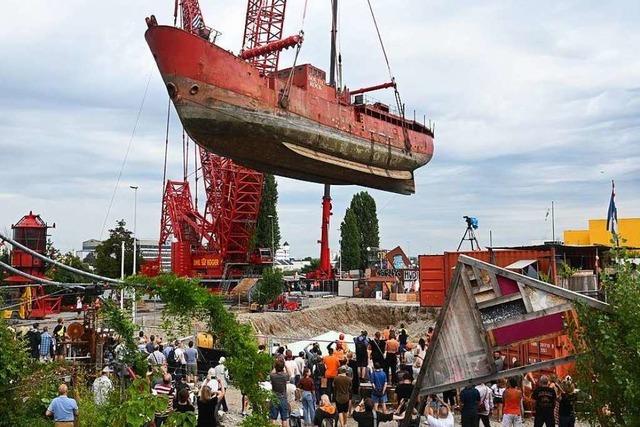 Fotos: Ein 550 Tonnen schweres Schiff wird in Basel aus dem Rhein an Land gehoben