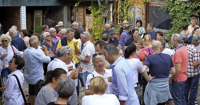 Zum Auftakt ein Glas Secco im Weinhof   | Foto: Adelbert Mutz