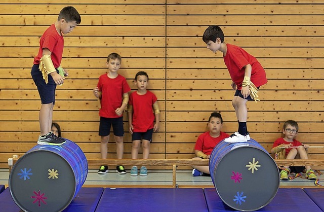 Balanceakt auf Tonnen &#8211; einer vo...llheimer Albert-Julius-Sievert-Schule.  | Foto: Maria Patzschke