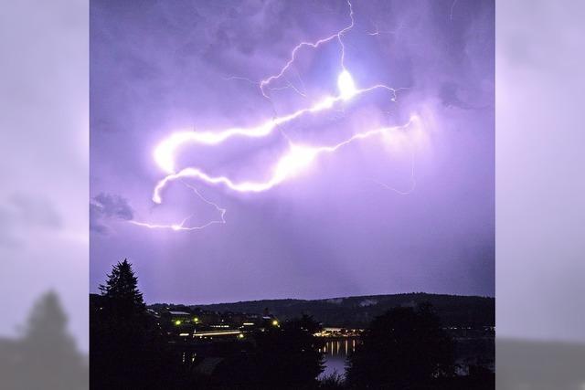 Blitze zucken am Nachthimmel