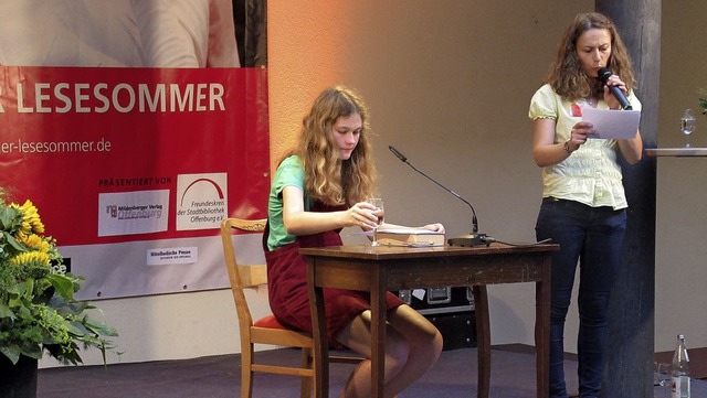 Die jngste Vorleserin Ltizia Schmid ...eratorin Malena Kimmig beim Lesesommer  | Foto: kerkovius