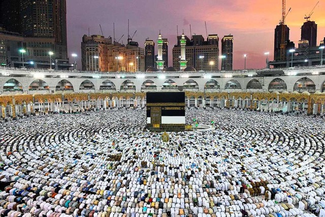 Jedes Jahr pilgern Muslime aus aller Welt zur heiligen Kaaba nach Mekka.  | Foto: A 2800 (dpa)
