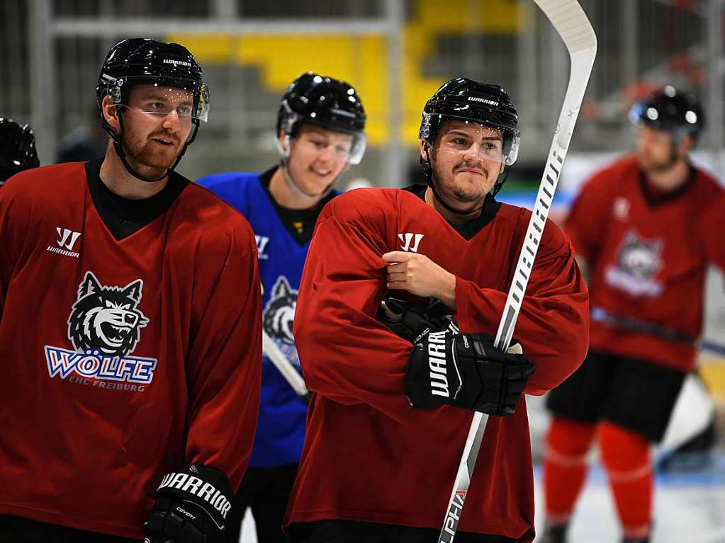 Ganz nah dran: Fans konnten beim ersten Training des EHC dabei sein.