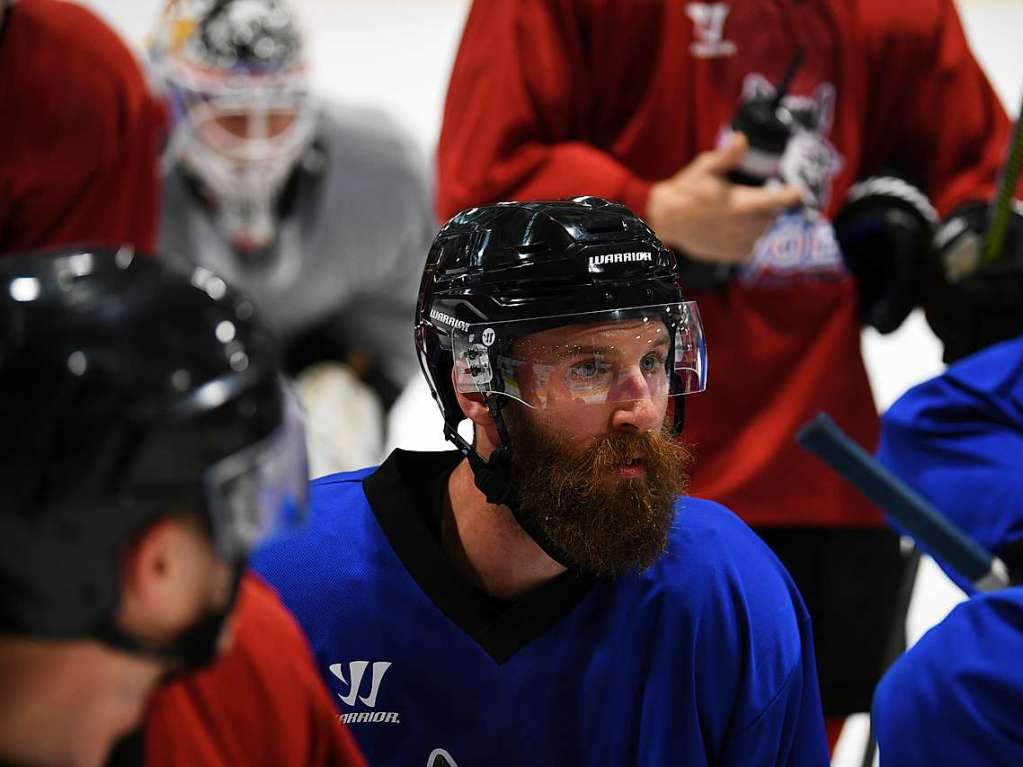 Ganz nah dran: Fans konnten beim ersten Training des EHC dabei sein.