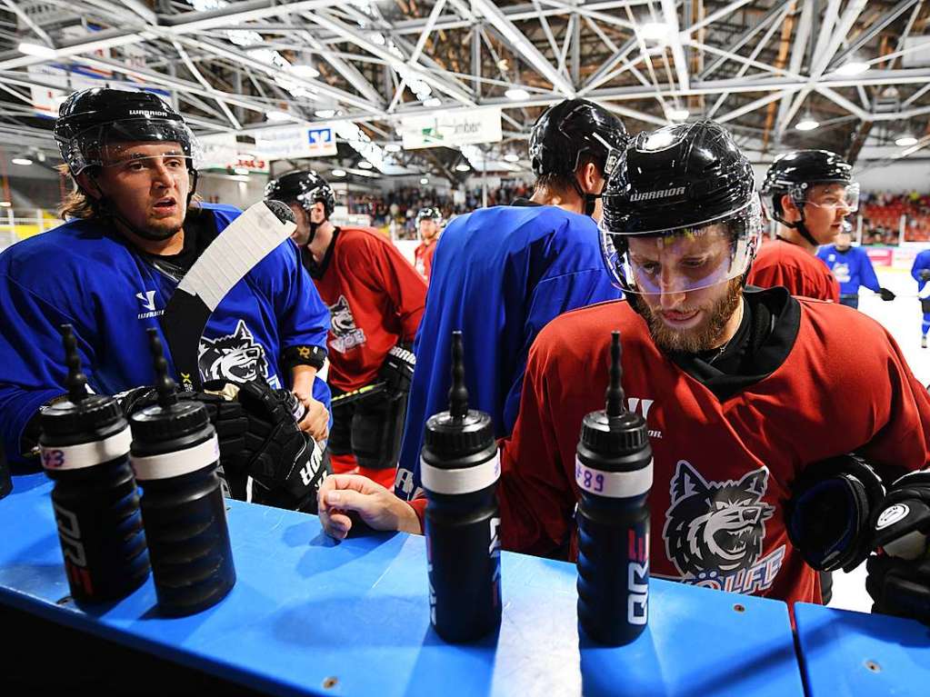 Ganz nah dran: Fans konnten beim ersten Training des EHC dabei sein.