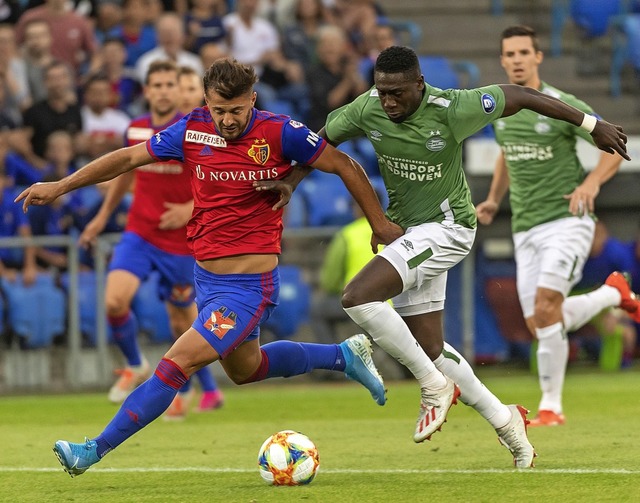 Angeschlagen und international gefragt...r  Albian Ajeti (gegen PSV Eindhoven)   | Foto: Georgios Kefalas (dpa)