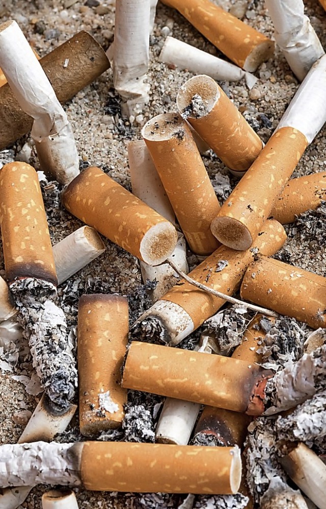 Gefhrlich fr Kinder: weggeworfene Zigarettenstummel  | Foto: janny2 - stock.adobe.com