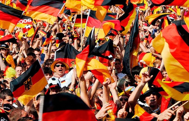 Das war das Sommermrchen 2006: Fuballfans in Hannover whrend der WM  | Foto: Rainer Jensen