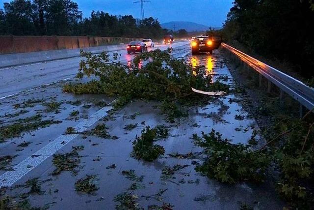 Unwetter verursachen Schden und legen Autobahn 5 zeitweise lahm