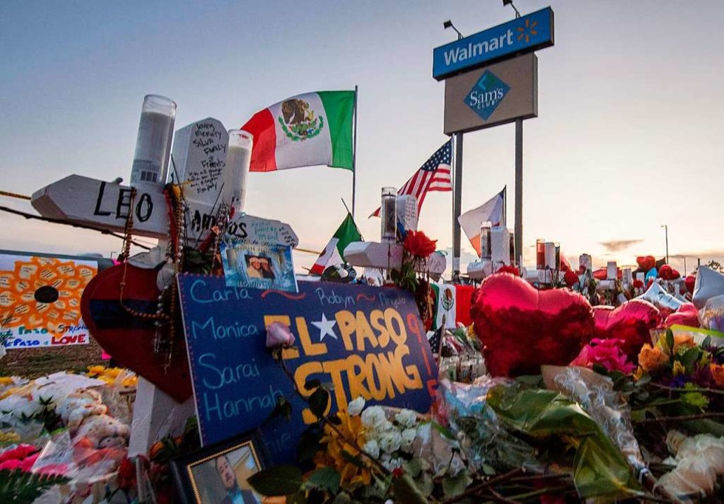 In El Paso, Texas, haben Menschen zum ...Schützen Blumen und Schilder abgelegt.  | Foto: MARK RALSTON (AFP)