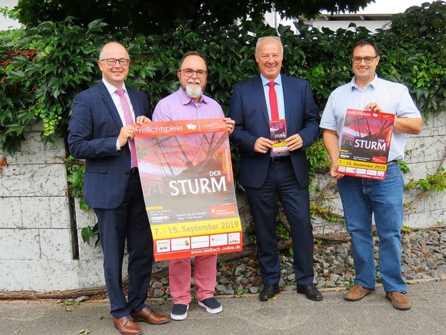 Freude auf beiden Seiten ber das Spon...und Hauptamtsleiter Siegfried Kohlmann  | Foto: Gemeinde