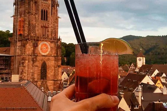 Happy Hour au den Dchern Freiburgs. S...Happy Hours der Freiburger Bars nutzt.  | Foto: Maike Sommer