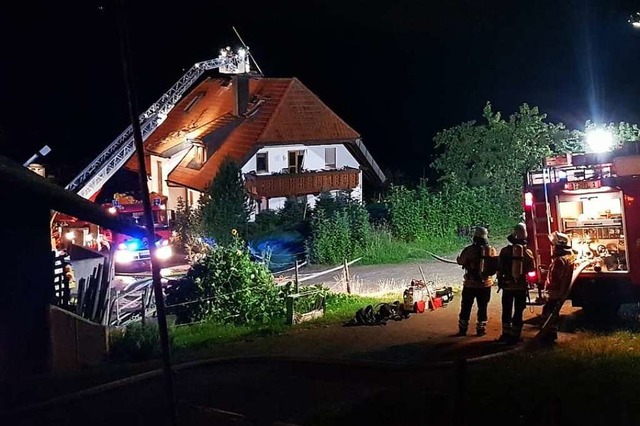 Durch einen Blitzeinschlag geriet das ...ses Wohngebudes in Oberried in Brand.  | Foto: Feuerwehr