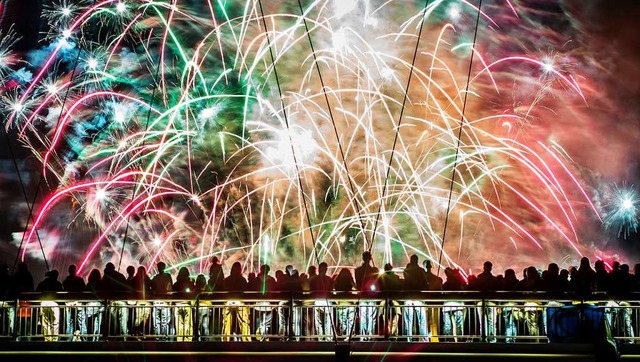 Schn, aber umstritten: Weiler Brger ...Bild zeigt ein Feuerwerk in Frankfurt.  | Foto: Frank Rumpenhorst