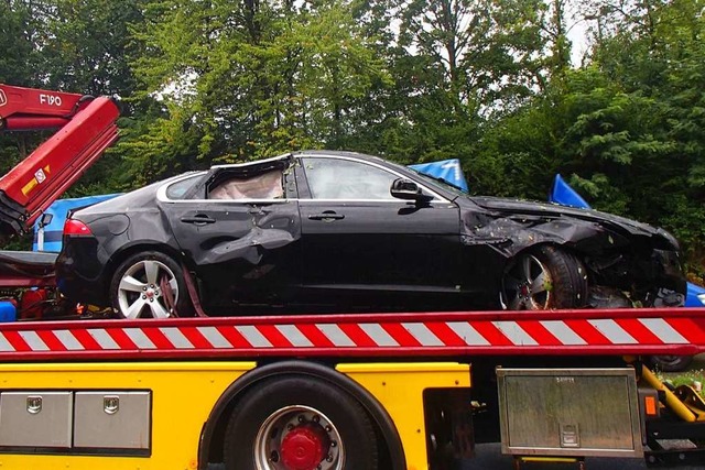 Der Sachschaden am Jaguar der 30-Jhri...ird auf rund  35000 Franken geschtzt.  | Foto: Kantonspolizei Aarau