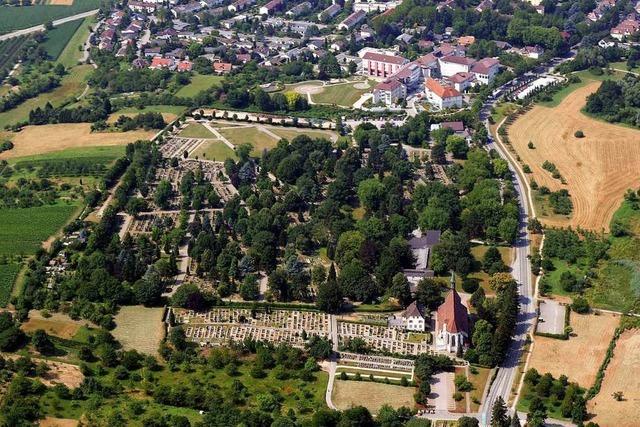 Seniorin wird auf dem Friedhof die Handtasche gestohlen