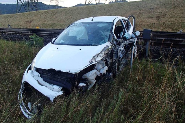 Nahe der Bahngleise kam der Unfallwagen zum Stillstand.  | Foto: Kantonspolizei Aargau