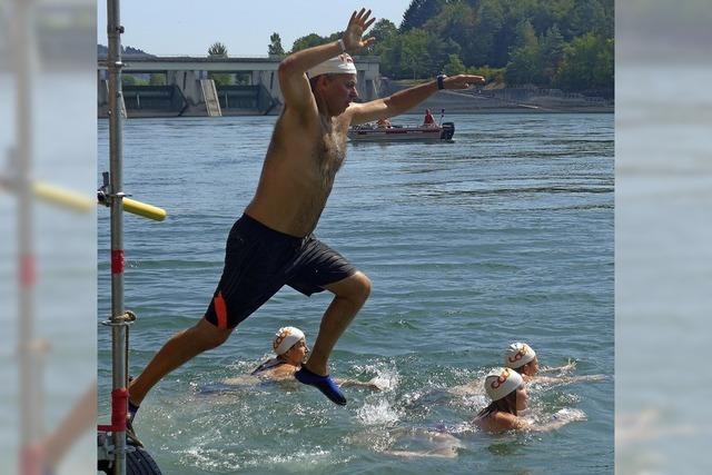 Traditionelles Zweibrckenschwimmen findet in Mumpf/Schweiz am Hochrhein statt