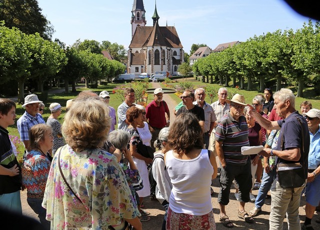 Peter Escher zeigt und erklrt Bume des Stadtgartens und mehr.  | Foto: Dagmar Barber