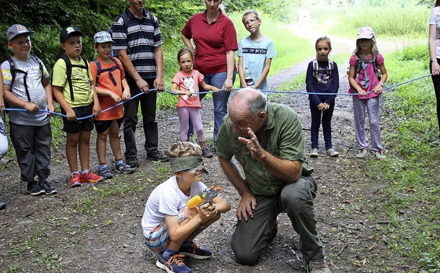 Frster Johannes Kaesler erklrte Kindern den Wald.   | Foto: Christiane Franz