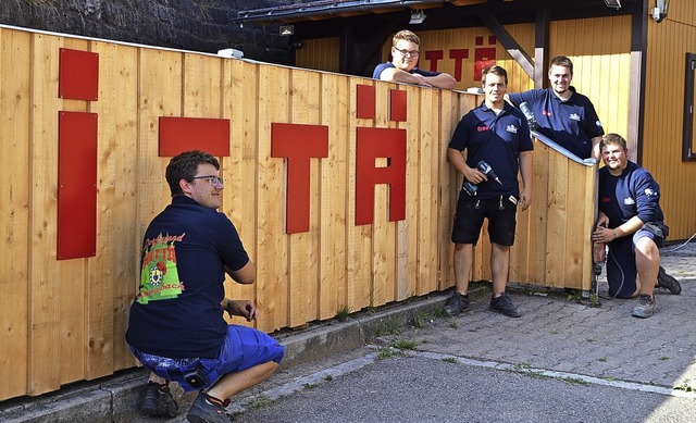 Der Jugendraum Hitt in Rtenbach hat ...rtstag einen neuen Holzzaun bekommen.   | Foto: Liane Schilling