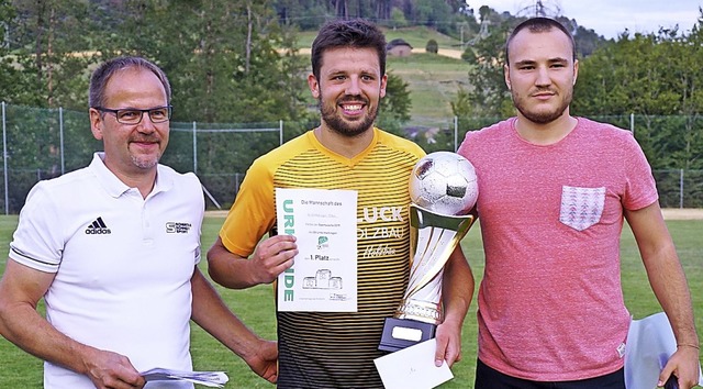 Der Wanderpokal des SV Untermettingen ...rdervereinsvorsitzender Moritz Erne.    | Foto: Werner Steinhart