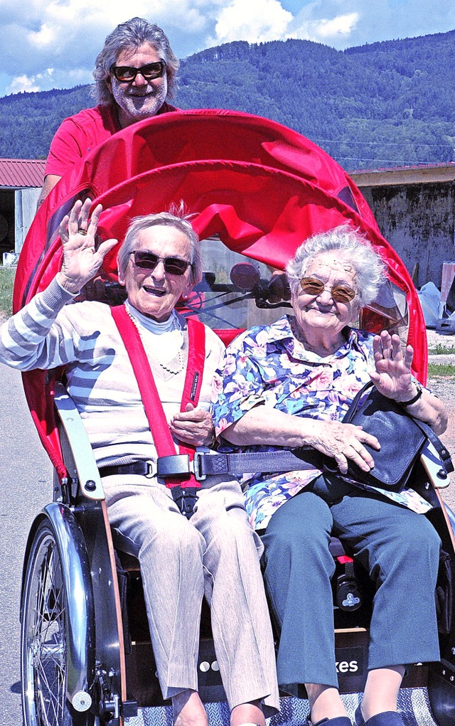 Hanspeter Heitzmann ist gerne als Chauffeur mit der Senioren-Rikscha unterwegs.   | Foto: Angelika Schmidt