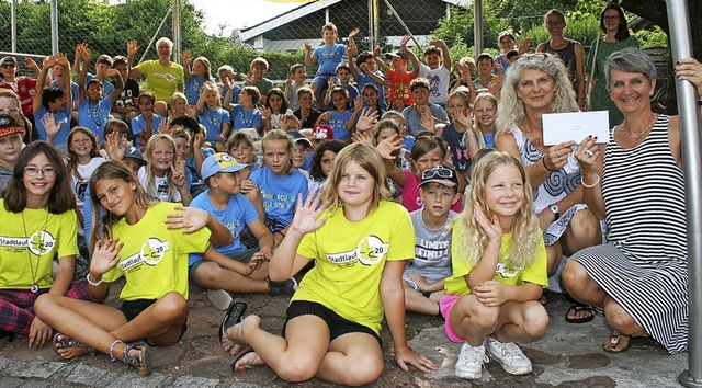 Heidi Stegmller (rechts) und Doris Sc...grte Gruppe am Lrracher Stadtlauf.   | Foto: Ralph Lacher